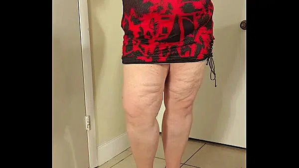 This is so amazingly gorgeous! – Hot mature social media influencer in tight mini skirt and high heels dancing and twerking in video for live-streaming