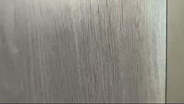 Modelo Webcam es atrapada por su hermanastro y se lo folla para que no diga nada