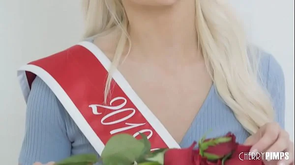 This blonde beauty shows us why she deserves her crown