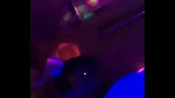 Loira chupando roludo