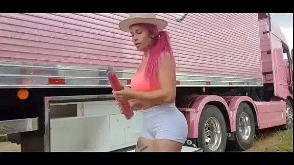 Loira de shortinho branco
