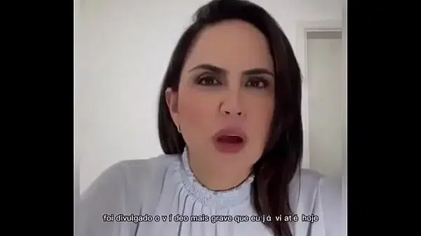 Loira exibida face casta