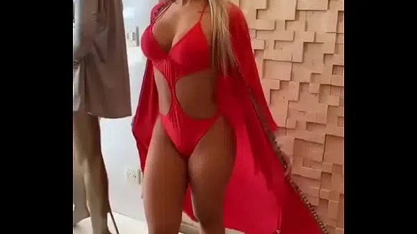 Loira gostosa desfilando