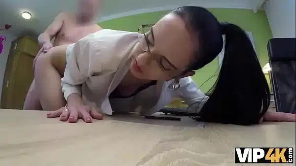 VIP4K. Un agent approuve le crédit d’une nympho brune pour une action sexuelle chaude